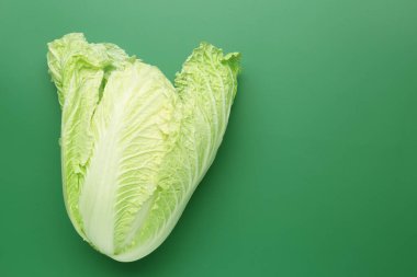 Yeşil arka planda taze Çin lahanası, üst manzara. Metin için boşluk