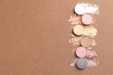 Kahverengi arka planda, düz zeminde güzel göz farı dolguları var. Metin için boşluk