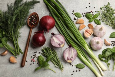 Gri masada farklı otlar ve baharatlar var.