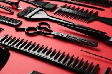 Kırmızı arka planda farklı kuaför araçları, yakın plan