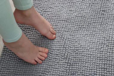 Evdeki yumuşak halıdaki kız, manzaranın üstünde. Metin için boşluk