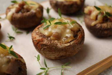 Eritilmiş peynirli ve kekikli lezzetli mantarlar, yakın plan.