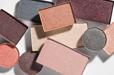 Beyaz arka planda güzel göz farı dolgu kapları, düz yatış