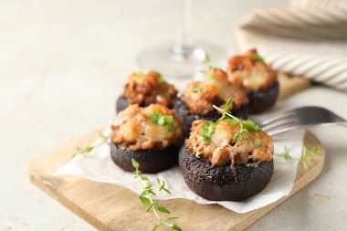 Işık masasında servis edilen lezzetli mantarlar, yakın plan.