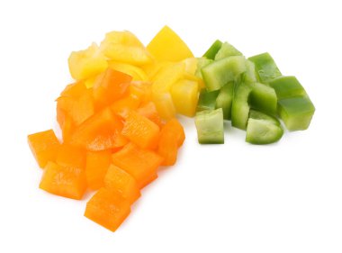 Taze renkli dolmalık biber parçaları beyaza izole edilmiş.