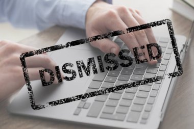 Masada dizüstü bilgisayar ve siyah pul kullanan adam. Kapatın, kapatın.