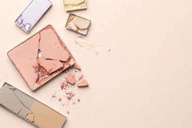 Bej arka planda güzel göz farı dolguları, düz bir döşeme. Metin için boşluk