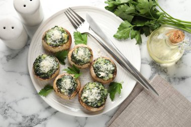 Beyaz mermer masada servis edilen lezzetli mantarlar.