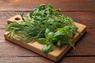 Tahta masada farklı taze otlar, yakın plan.