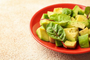 Ispanaklı avokado ve açık dokulu masa sosu, yakın plan. Metin için boşluk