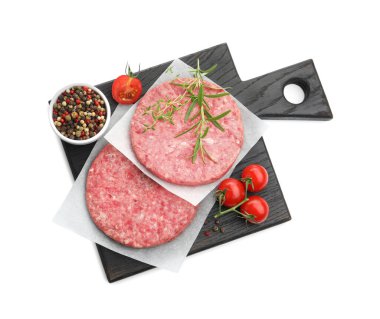 Hamburger, domates ve baharatlar için taze çiğ köfteler.