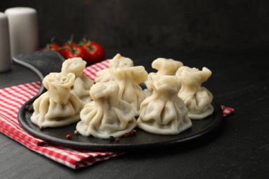 Lezzetli khinkali siyah masada servis ediliyor, yakın plan.