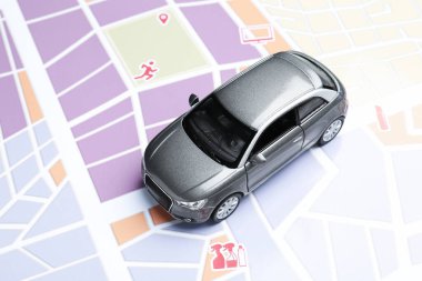 Yolculuk konsepti. Şehir haritasında araba modeli