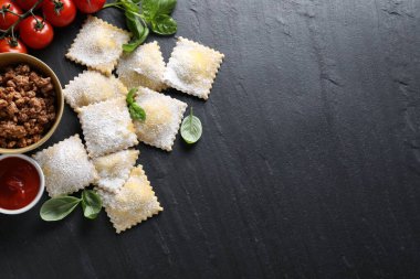 Pişmemiş ravioli, bolonez, sos, domates ve fesleğen. Metin için boşluk