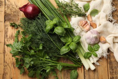Tahta masada farklı otlar ve baharatlar var.