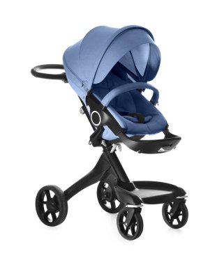 Bebek arabası. Soluk mavi gölgelikli modern bebek arabası beyaza izole edilmiş.