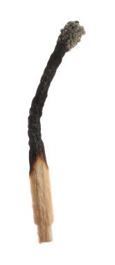 Yanmış bir kibrit beyazda izole edilmiş. Yangın başlatmak için araç