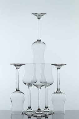 Ayna yüzeyinde pek çok temiz cam var.