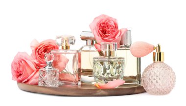 Birçok farklı parfüm şişeleri ve güller beyaz üzerine izole edilmiş.