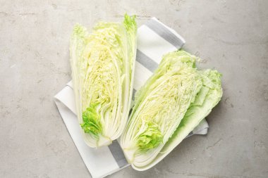 Açık gri masada Çin lahanası kes, üst manzara.