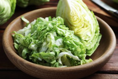 Tabakta taze lahana kes, yakın plan.