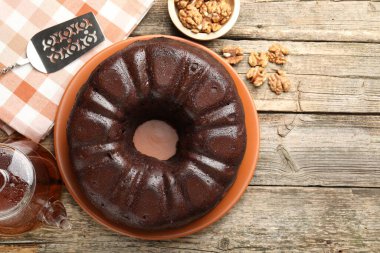 Lezzetli çikolatalı kek, ceviz, çay ve servis ahşap masa, düz uzanma