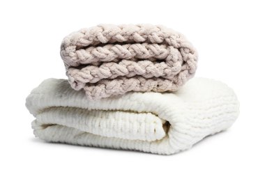 İki katlanmış yün battaniye beyaza izole edilmiş.