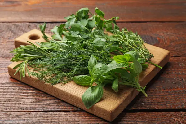 Tahta masada farklı taze otlar, yakın plan.