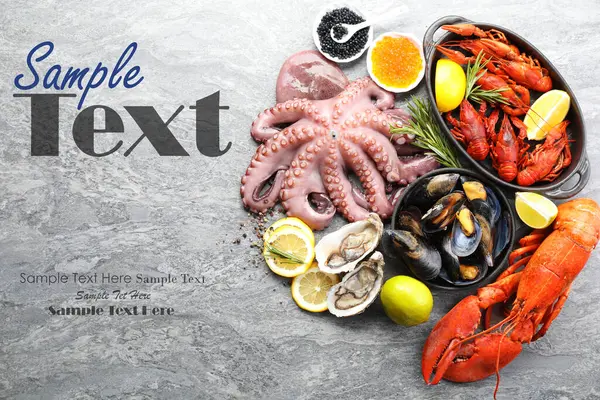 Gri masada farklı deniz ürünleri var, düz yerde. Metin için alanı olan tasarım