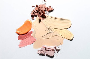 Beyaz arka planda farklı kozmetik ürünleri, düz yatış