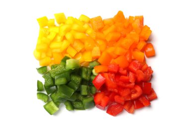 Beyaz, üst görünümde izole edilmiş renkli dolmalık biberler.