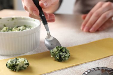 Peynirli ve ıspanaklı ravioli yapan kadın, yakın plan.