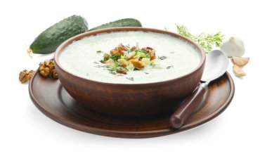 Dereotlu salatalık çorbası, ceviz ve beyaz üzerine izole edilmiş malzemeler.