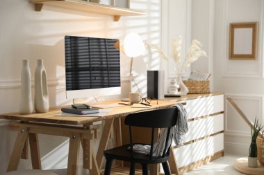 Ofisinde bilgisayar olan rahat bir iş yeri.