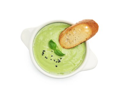 Lezzetli bezelye kremalı çorba, fesleğen ve kızarmış ekmek, beyaz, üst manzara.