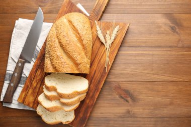 Ekmek somunu, çivi ve bıçağı tahta masada düz bir şekilde kes. Metin için boşluk