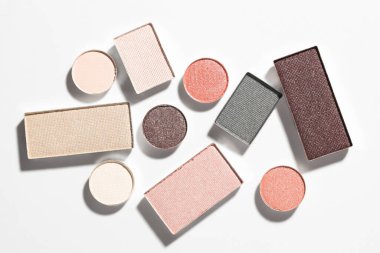 Beyaz arka planda güzel göz farı dolgu kapları, düz yatış