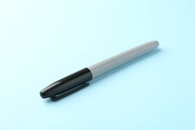 Açık mavi arka planda bir siyah işaret, yakın plan. Metin için boşluk