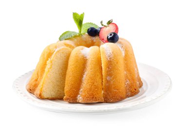 Pudra şekeri, böğürtlen ve nane şekeri ile beyaz üzerine izole edilmiş lezzetli bir kek.