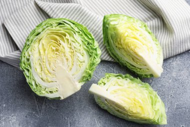 Taze lahana parçaları gri masada, düz yatıyordu.