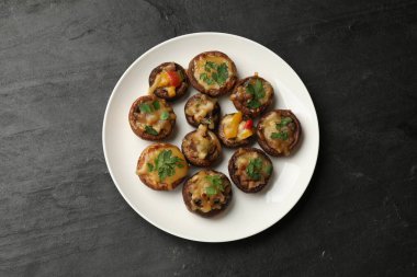 Siyah masada lezzetli mantarlar, üst manzara.