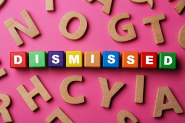 Sözcük pembe arkaplandaki renkli küplerden oluşmuştur, üst görünüm