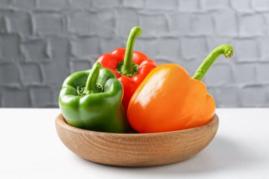 Beyaz masada olgun renkli dolmalık biberler