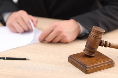 Yargıç çalışıyor ve tokmak içeride masa başında, seçici odaklanma