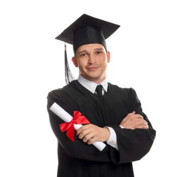 Mezun olduktan sonra beyaz arka planda diplomalı bir öğrenci.