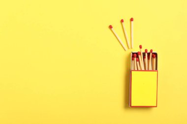 Kibrit ve kutu sarı arka planda, düz yerde. Tasarım için model