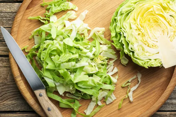 Tahta masada taze lahana ve bıçak kes.