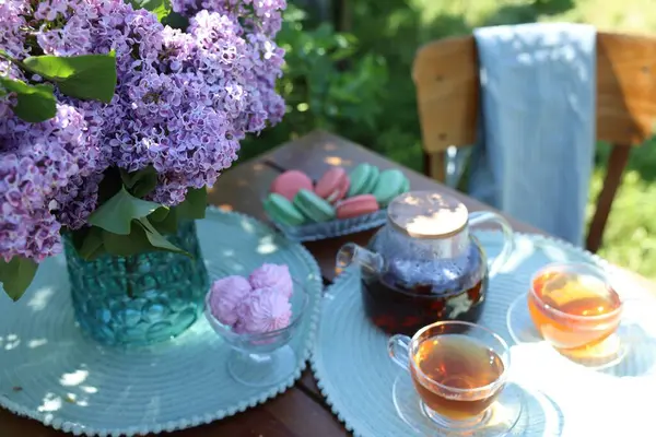 Vazoda güzel leylak çiçekleri, bahçede tatlı ve çay, yakın plan.