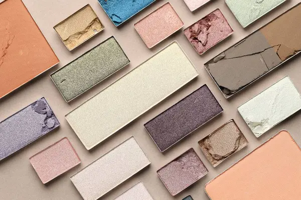 Bej arka planda güzel göz farı dolgu kapları, düz yatış