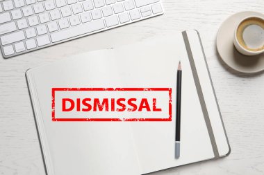 Kırmızı damga, beyaz ahşap masanın üstündeki deftere yazıldı.